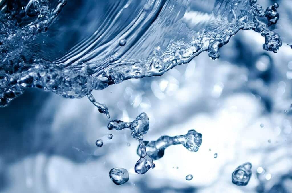 beber agua mineral