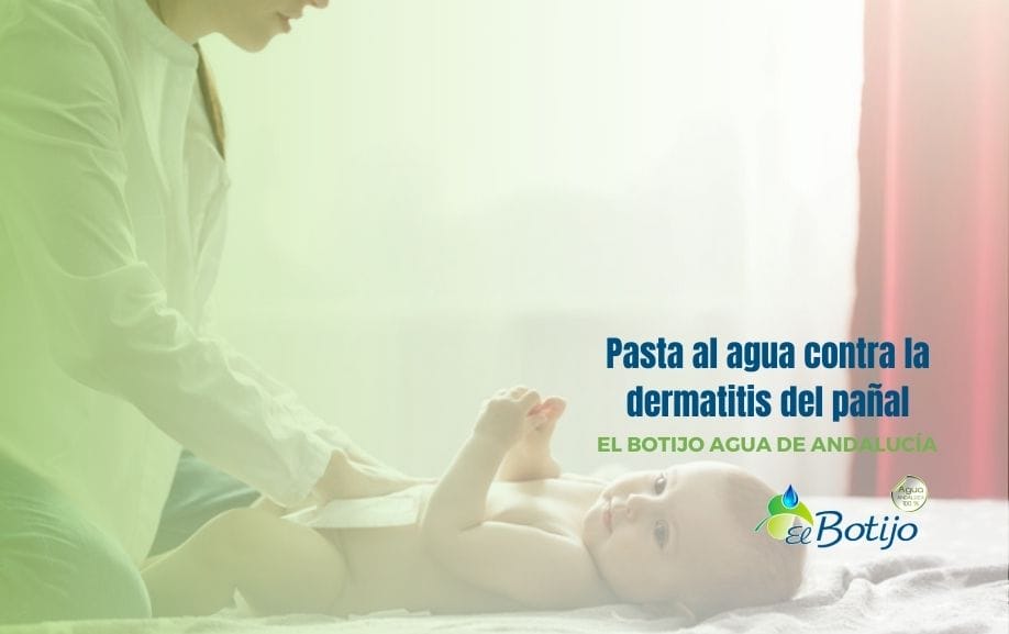 Mamá poniendo pasta al agua contra la dermatitis del pañal a su bebé