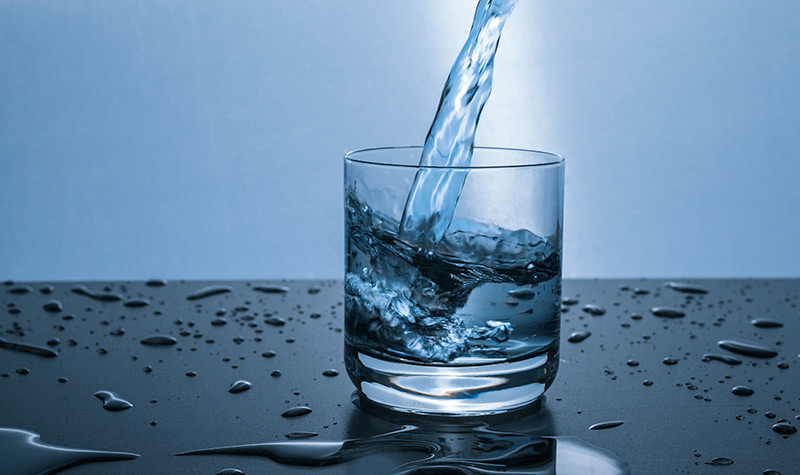 Vasos de agua que contiene un litro