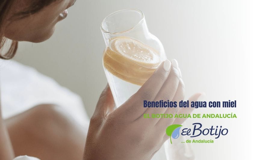 Beneficios del agua con miel